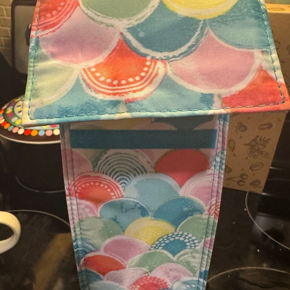 Colorful Thirty-One Tote perfect bottle thermal in rainbow scallop - Picture 3 of 4